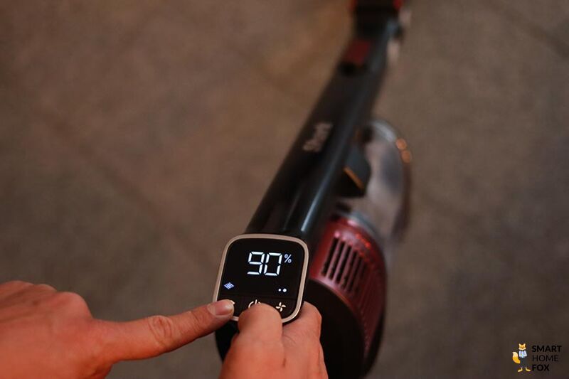 Man sieht die Anzeige des Akkustands auf dem Shark Anti Hair Wrap Flexology.